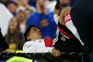 Rodrigo Aliendro es retirado del campo de juego con una lesión en la cara