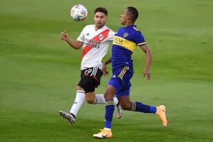 Una imagen del último superclásico, disputado en la Bombonera por la Copa de la Liga Profesional: Gonzalo Montiel, de River, pelea por la pelota con el colombiano Sebastián Villa, de Boca.
