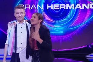 Romina fue la última eliminada de Gran Hermano y se saludó con Santiago del Moro y su familia pasada la medianoche (Captura de TV)