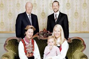 El rey Harald fue el primero en desafiar las tradiciones reales cuando en 1968 se casó con una plebeya. Su hijo, el príncipe Haakon, hizo lo mismo y eligió a una madre soltera como su esposa