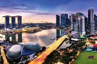 Panorama del horizonte de la ciudad de Singapur al amanecer, en la Marina Bay