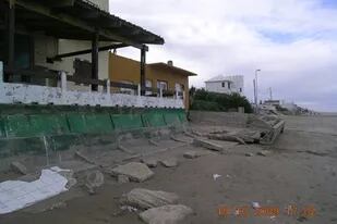 Mar del Tuyú. La misma casa fotografiada en 2009, 2010 y 2016. El proceso de erosión se debe a causas naturales y antropogénicas.