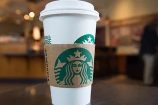 Los tradicionales vasos descartables de Starbucks dejarán de venderse antes de 2025