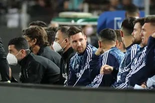 Messi y una imagen poco habitual, entre los suplentes del seleccionado nacional