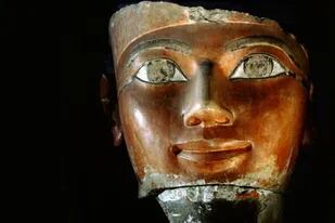 La imagen muestra una representación de la mujer que ejerció funciones de faraón durante muchos años en el antiguo Egipto y que luego fue borrada de la lista de mandatarios por sus sucesores