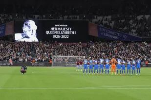 El respetuoso homenaje por parte de los hinchas de West Ham por la muerte de Elizabeth II, una imagen que se repitió en otros estadios europeos