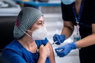 La enfermera chilena Zulema Riquelme recibe la primera de dos inyecciones de la vacuna Pfizer y BioNTech Covid-19, en el Hospital Metropolitano de Santiago