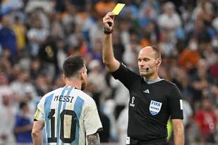 El árbitro Mateu Lahoz y uno de sus momentos emblemáticos: amarilla para Messi en el partido ante Países Bajos en Qatar 2022