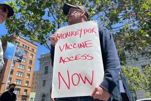 ARCHIVO - Un hombre sostiene un cartel en el que exige que se agilice el acceso a las vacunas contra la viruela símica durante una protesta en San Francisco, el 18 de julio de 2022. (AP Foto/Haven Daley, Archivo)