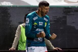 Emmanuel Gigliotti festeja su gol para León contra Pumas de la UNAM en la segunda final por la Liga de México 2020