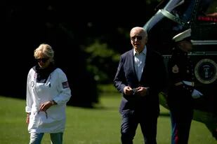 El presidente Joe Biden con la primera dama, tras llegar a la Casa Blanca en helicóptero