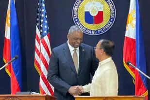 El secretario de Defensa de EE.UU., Lloyd Austin III, le da la mano a su par filipino, Carlito Galvez Jr., en una conferencia de prensa conjunta en el cuartel general militar de Camp Aguinaldo en el área metropolitana de Manila, el 2 de febrero de 2023. (Joeal Calupitan / POOL / AFP)