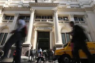 Las reservas del Banco Central perforaron los US$40.000 millones; cómo impacta la caída sobre la política cambiaria y los objetivos de Martín Guzmán de achicar la brecha