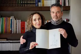 El abogado Diego Lavado y su esposa María Inés Vargas muestran algunas obras de Quino. Diego es sobrino del dibujante, vive un barrio de Luján de Cuyo y acompañó al autor de Mafalda en sus últimos años
