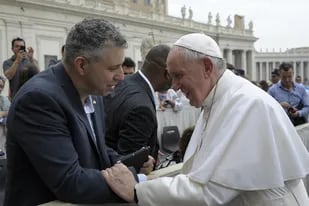 El Papa, cuando saludó tiempo atrás al final de una audiencia al director del nuevo documental, el cineasta ruso nominado al Oscar, Evgeny Afineevsky