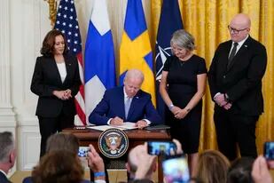 El presidente de Estados Unidos, Joe Biden, firma el documento de ratificación de los Protocolos de Adhesión al Tratado del Atlántico Norte para el Reino de Suecia en la Sala Este de la Casa Blanca, el martes 9 de agosto de 2022, en Washington,  (AP Foto/Susan Walsh)