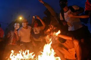 Policías se encuentran desplegados durante enfrentamientos con manifestantes luego de una protesta contra la corrupción y carencias en el sistema de salud, exigiendo la renuncia del presidente paraguayo Mario Abdo Benítez, en Asunción
