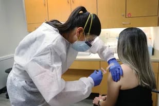 Una de las vacunas que se está testeando en Brasil es la china Sinovac