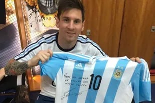 Lionel Messi ya le envió una camiseta autografiada a Carlos Muguruza, que espera al jugador en su restaurante de París