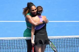 Serena Williams ganó con comodidad su primer partido en el Abierto de Australia.