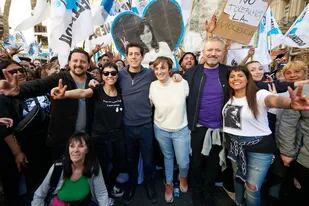 Mayra Mendoza, de anteojos, y Wado de Pedro, durante la movilización de repudio al ataque a Cristina Kirchner