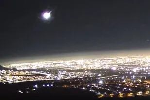 El fenómeno lumínico fue captado por una cámara instalada sobre la comunidad de Peñalolen, al este de Santiago de Chile