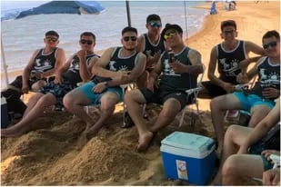 El dueño de una empresa de maquinarias en Paraguay sorprendió a sus doce empleados con un viaje en las playas de Encarnación
