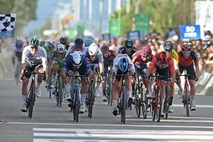 Fabio Jakobsen le gana por una diferencia casi imperceptible a Fernando Gaviria la etapa 2 de la Vuelta a San Juan.