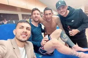 Leandro Paredes, Lionel Messi, Ángel Di María y Mauro Icardi: el festejo en el vestuario de los cuatro argentinos del plantel de PSG, campeón de la Ligue 1, de Francia.