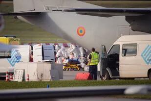 En el aeropuerto de la ciudad alemana de Hamburgo, traslado de pacientes en un avión de la fuerza aérea rumana (Gregor Fischer/dpa)