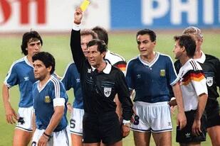 La amarilla del juez Codesal para Maradona; un mal recuerdo del astro y de la selección en Italia 90