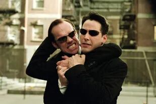 Hugo Weaving (izq.) Y Keanu Reeves aparecen en una escena de "The Matrix Reloaded"