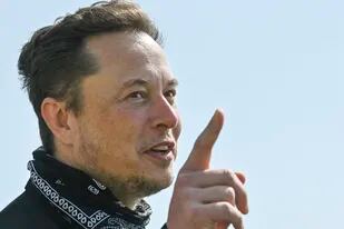 Elon Musk, director general de Tesla, participa en un evento con la prensa en el sitio de construcción de una planta de Tesla en Gruenheide, cerca de Berlín, Alemania, el viernes, 13 de agosto del 2021.