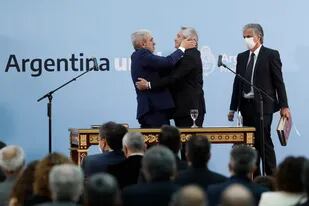 Aníbal Fernández y Alberto Fernández se abrazan, tras la jura del nuevo ministro de Seguridad