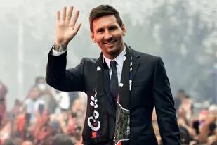 Messi saluda a los hinchas del PSG en la puerta del Parque de los Príncipes, en París