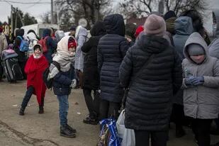 05-03-2022 Varias personas y niños, esperan para cruzar a Rumanía, en el paso fronterizo de Porubne, a 5 de marzo de 2022, en el oeste de Ucrania. POLITICA Lorena Sopêna - Europa Press