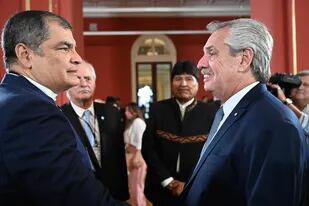 El Presidente Alberto Fernández recibió a los miembros del Grupo de Puebla que participarán del III Foro Mundial de Derechos Humanos; en la foto, con Rafael Correa; atrás, Evo Morales
