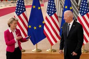 La presidenta de la Comisión Europea,  Ursula von der Leyen, conversa con el presidente de Estados Unidos, Joe Biden.
