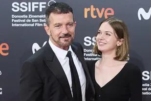 Stella Del Carmen Banderas y su padre, Antonio Banderas, en el festival de cine de San Sebastián realizado este mes