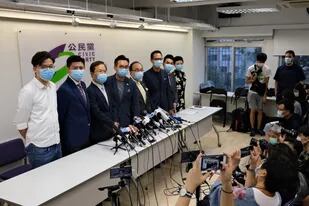 Miembros del Partido Cívico, una de las formaciones más conocidas del movimiento prodemocrático, brindaron hoy una conferencia de prensa en Hong Kong