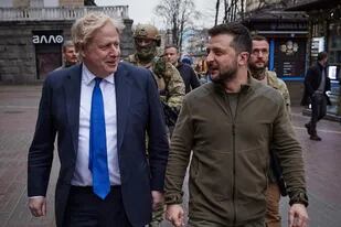 Boris Johnson y Zelensky, por las calles de Kiev