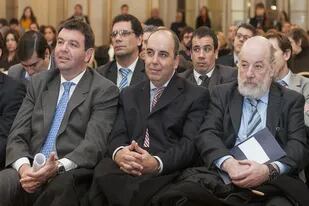 Marcelo Martínez de Giorgi (centro), en una foto de hace dos años junto a Ariel Lijo y al fallecido Claudio Bonadio; su intento de identificar una fuente periodística en el caso Cuadernos despertó duras críticas