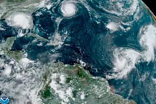 ARCHIVO - Esta imagen satelital proporcionada por la Oficina Nacional de Administración Oceánica y Atmosférica de Estados Unidos se muestran cinco tormentas tropicales en el Atlántico, el lunes 14 de septiembre de 2020. (NOAA vía AP)