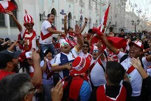Los hinchas peruanos en la Plaza Roja de Moscú