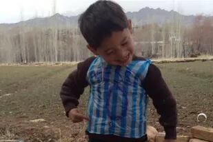 Murtaza Ahmadi, el niño afgano que tenía cinco años cuando se hizo famoso por su fanatismo por Lionel Messi, ahora vive con temor a los talibanes