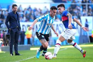 Matías Rojas, autor de un golazo, se le escapa a Castro; Racing Club y Tigre jugaron un partidazo en Avellaneda en un encuentro correspondiente a la undécima jornada de la Liga Profesional de Fútbol (LPF)