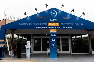 Arribo de vuelos internacionales al aeropuerto de Ezeiza luego de que el gobierno tomara nuevas medidas de restricciones para prevenir la propagacion del coronavirus covid 19, los pasajeros deberán realizarse un test de antígenos. Foto Tomas Cuesta