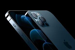 Los actuales iPhone 12 Pro y iPhone 12 Pro Max cuentan con Ceramic Shield, el sistema resistente a golpes y caídas. Con un lanzamiento previsto para este año, la compañía planea preparar un modelo con aleación de titanio en 2022