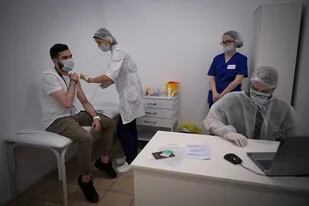 Trabajadores de la salud aplican vacunas Sputnik V en un centro de Moscú
