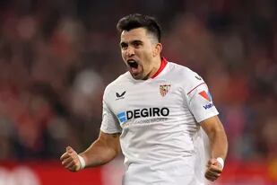 Marcos Acuña festeja su gol en el triunfo de Sevilla sobre Elche por la liga de España; el polifuncional argentino sigue en alto nivel tras el Mundial de Qatar.
